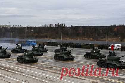 В Польше оценили учения российских Т-34. Министерство обороны России сообщило о тренировке экипажей танков Т-34. Танкисты провели боевую стрельбу и отработали вождение по пересеченной местности. Маневры российских танкистов оценили в Польше. Учения позволяют рассматривать танки Т-34 в качестве стандартной военной техники, пишет Defence24.