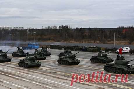 В Польше оценили учения российских Т-34. Министерство обороны России сообщило о тренировке экипажей танков Т-34. Танкисты провели боевую стрельбу и отработали вождение по пересеченной местности. Маневры российских танкистов оценили в Польше. Учения позволяют рассматривать танки Т-34 в качестве стандартной военной техники, пишет Defence24.