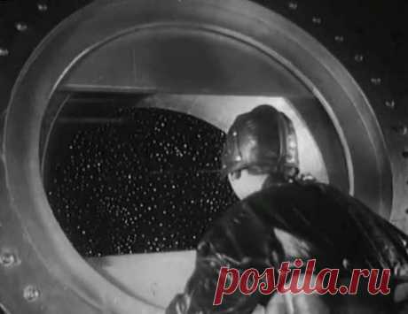 В одном из первых советских фантастических фильмов «Космический рейс» (1935 г.), роль космоса исполнило чёрное бархатное полотнище размером 20 на 20 метров, на котором было закреплено 2500 лампочек. Для создания иллюзии звёздного неба, использовали автомобильные лампочки и лампочки для карманных фонариков.

https://seoded.livejournal.com/1325156.html

#история #технологии #фильмы