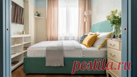 Из однушки в двушку: квартира с вдохновляющим весенним интерьером Благодаря перепланировке в однокомнатной квартире удалось организовать отдельную спальню и проходную гостиную. Интерьер построен на сочетании спокойных бежевых тонов и ярких акцентов. Заказчик и задачи. Владелица квартиры в Московской области – женщина-юрист 63 лет. Она обратилась к дизайнеру Елене Мухачевой с просьбой сделать более удобную планировку и оформить комфортный интерьер. Пожеланий по стилистике, ...