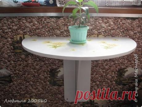 Складной столик для маленького балкона.