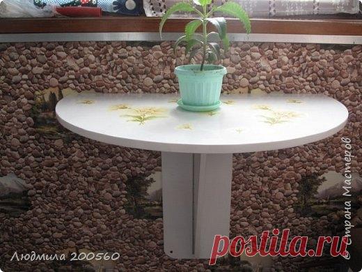 Складной столик для маленького балкона.