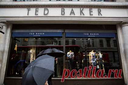 Умер глава модного бренда Ted Baker Джон Бартон. Глава британского люксового бренда Ted Baker Джон Бартон скончался в возрасте 77 лет в понедельник, 6 декабря. Мужчина умер скоропостижно, при этом причина его смерти не раскрывается. Известно, что Джон Бартон начал руководить модным домом в 2019 году после ухода в отставку основателя компании Рэя Келвина.