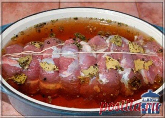 У нас в семье ни один праздник не обходится без буженины. Мы её страстные ценители. Я перепробовала множество различных рецептов, причём все - очень хорошие. Но больше всего моему мужу нравится этот рецепт. 
Я его нашла год назад у Армушик в жж, с тех пор неоднократно готовила.
Понадобится: 
1-1,5 кг. свинной корейки или другие бескостные части 
Маринад: 
1л. воды 
2столовые ложки соли 
7 зубчико