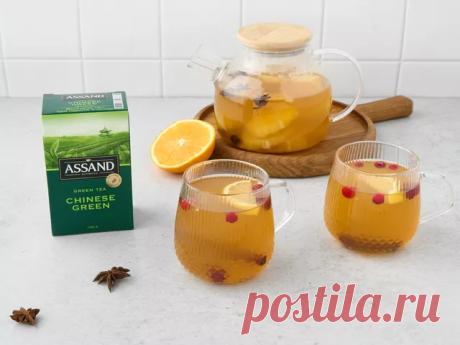 Согревающий зеленый чай с цитрусами и корицей
Апельсиновая цедра подчеркнет и усилит вкус зеленого чая, корица, гвоздика и бадьян сделают его согревающим и пряным, а мед придаст легкую сладость и цветочный запах.