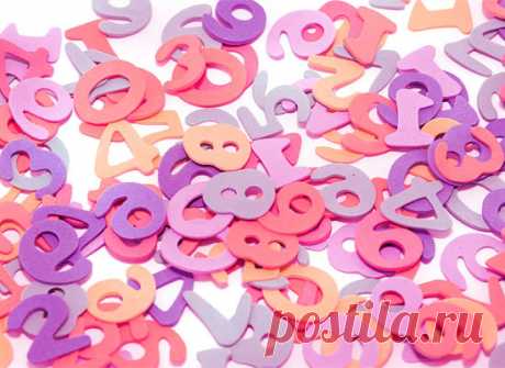 Правила написания чисел:

Написание чисел словами

Простые числа в английском следует писать следующим образом:

over five dollars (более пяти долларов)
two million pounds (два миллиона фунтов)
Числа, которые состоят из десятков и единиц, пишутся через дефис:

twenty-two years later (двадцать два года спустя)
sixty-five flowers (шестьдесят пять цветков)
Написание чисел цифрами

Правописание чисел цифрами в английской грамматике включает целый ряд вариантов и зависит от кон...