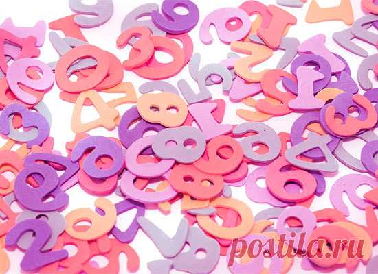 Правила написания чисел:

Написание чисел словами

Простые числа в английском следует писать следующим образом:

over five dollars (более пяти долларов)
two million pounds (два миллиона фунтов)
Числа, которые состоят из десятков и единиц, пишутся через дефис:

twenty-two years later (двадцать два года спустя)
sixty-five flowers (шестьдесят пять цветков)
Написание чисел цифрами

Правописание чисел цифрами в английской грамматике включает целый ряд вариантов и зависит от кон...