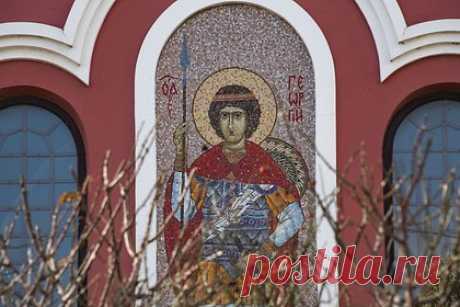 Во время захвата храма канонической УПЦ на Украине умер один из рейдеров. Во время захвата храма канонической Украинской православной церкви в селе Липовец бывшего Кагарлыкского района Киевской области скоропостижно умер один из рейдеров — заммэра Кагарлыка Иван Семцов. Во время конфликта во дворе церкви он вырвал из рук священника УПЦ крест и бросил его на землю.