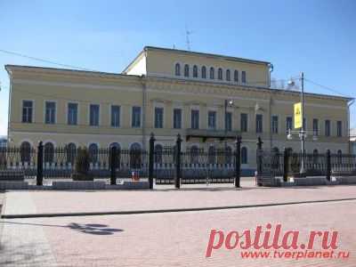 Бывшее дворянское собрание, а ныне дом офицеров (Тверь , ул. Советская, д.14) - крупное двухэтажное здание. Находится в самом центре города, напротив тверского городского сада. Главный северный фасад обращен на улицу Советскую, боковой восточный на Театральный проезд. | Дворянское собрание (дом офицеров) | tverplanet.ru