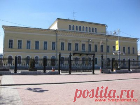 Бывшее дворянское собрание, а ныне дом офицеров (Тверь , ул. Советская, д.14) - крупное двухэтажное здание. Находится в самом центре города, напротив тверского городского сада. Главный северный фасад обращен на улицу Советскую, боковой восточный на Театральный проезд. | Дворянское собрание (дом офицеров) | tverplanet.ru