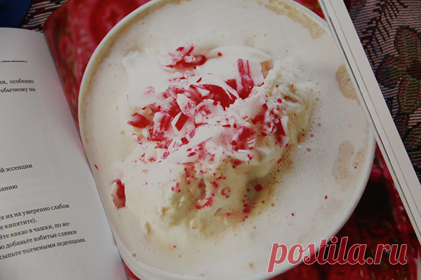 #миф_вкуснаясуббота ГОРЯЧЕЕ МЯТНОЕ КАКАО Горячее какао очень популярно. Мятный привкус леденцов придает обычному напитку праздничную изысканность. ИНГРЕДИЕНТЫ: ¼ стакана воды, 5 ст. л. неподслащенного какао-порошка, 2 стакана молока, 1 ч. л. ванильного сахара, 3 ст. л. меда, 1–2 капли мятного эфирного масла или ¼ ч. л. мятной эссенции, взбитые сливки, по желанию, посыпка из полосатых леденцов, по желанию. Вскипятите воду в маленькой кастрюле с толстым дном. Добавьте какао и тщательно взбейте.…