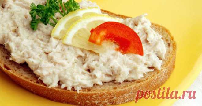 Брежневский рецепт селедочного масла. Вкуснейшая закуска Такую закуску готовили еще во времена СССР. Селедочное масло подходит как для праздничного стола, так для ежедневного завтрака. И готовится она довольно быстро и из дешевых ингредиентов. Необходимые продукты 200 грамм сливочного масла 1 филе крупной сельди укроп 2 вареных яйца 1 зубчик...