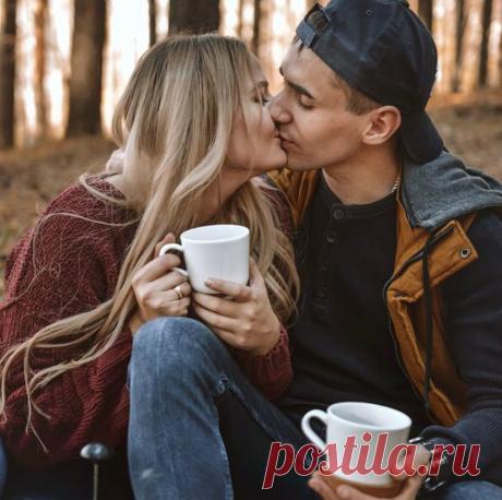 Haдо наxoдить время для общения с хорошими людьми. Оно не найдется само. Время — такая странная субстанция. Оно склонно забиваться работой, бытом и суетой. Оно вечно. А люди — нет. Поэтому время надо учиться раздвигать и втискивать туда моменты общения с теми, кто тебе дорог и интересен. Лишний раз позвони. Снова спроси, как дела. Расскажи о своих чувствах Раздвинь время и найди 10-20 минут для прогулки по городу с тем, кто тебе дорог. Найди время для беседы с родным человеком за чашкой кофе. Эт