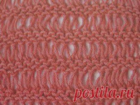 Узоры со снятыми (вытянутыми) петлями, вязаные спицами. |1 ряд: лиц. п.
2 ряд: лиц. п.
3 ряд: 1 лиц. п., * 2 накида (обвить 2 раза нить вокруг правой спицы), 1 лиц. п ; повторять от * до конца ряда.
4 ряд: вязать по рисунку, спуская накиды.
Повторять ряды с 1 – 4.