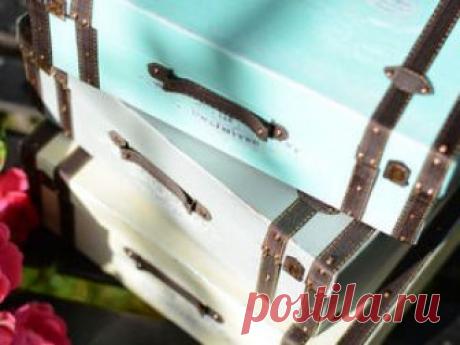 Видеоурок: декорируем обувные коробки Сегодня я хочу показать три варианта декора обувных коробок. При помощи краски и подручных материалов (фурнитуры, лент и веревок) коробки превратятся в стильные контейнеры для хранения!