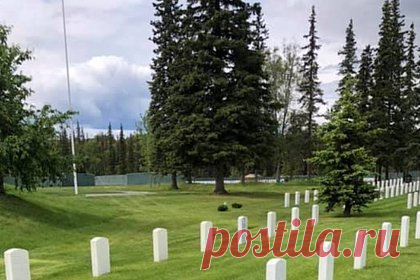 Российским дипломатам не дали посетить военно-мемориальное кладбище на Аляске. Посольство России в Вашингтоне сообщило, что дипломатам вновь не дали посетить военно-мемориальное кладбище «Форт-Ричардсон» вблизи Анкориджа на Аляске. Сотрудники посольства второй год подряд не могут почтить память советских летчиков и моряков. Американские власти проигнорировали дипломатические ноты.