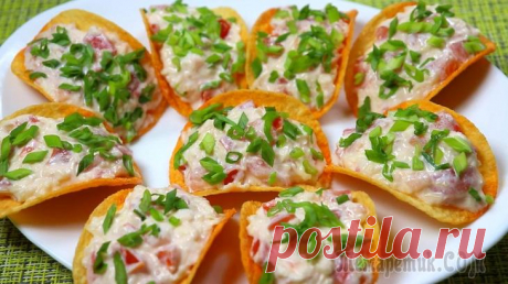 Быстрая закуска на чипсах с сыром и помидором Быстрая и простая закуска на чипсах из доступных продуктов. Наполнить начинкой чипсы надо перед подачей (если закуска долго простоит, то чипсы размокнут и будут уже не хрустящими).Ингредиенты: Чипсы П...