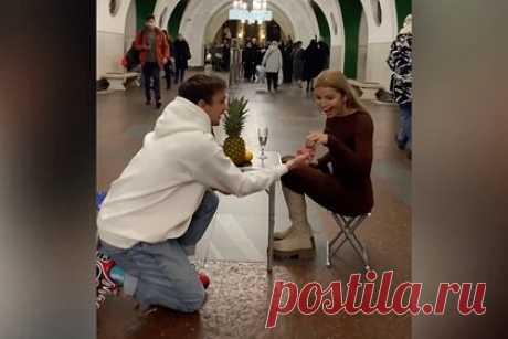Мужчина сделал предложение возлюбленной в московском метро и попал под арест. Мужчина сделал предложение своей возлюбленной в московском метро и попал под арест. Россиянин накрыл стол посреди вестибюля, а друзья пары снимали это на видео и выложили ролик в сеть. Спустя несколько дней влюбленных задержали, им выписали протоколы о мелком хулиганстве.