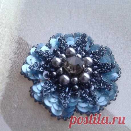 Мы с Леной @kochetygova_elena разрабатываем целую серию украшений с вязанными элементами.Никакое кружево не заменит эти крошечные лепесточки,и потому вышивка уникальна и неповторима😉В четыре руки и два мозга можно творить чудеса😆😜💪👐