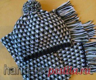 Вязаный мужской комплект трехцветным узором

Связаны эти шапка и шарф из турецкой пряжи Кашмира, 100% шерсть, в 100 граммах пряжи - 300 метров. Как Вы догадались, надо купить пряжи по моточку каждого цвета.

И для вязание потребуются спицы №3,5. А резинку на шапочке можно вязать спицами меньшего размера, например, взять спицы №3 или даже №2,5.

С начала, как мы уже помним, надо связать образец трехцветного узора. Хочу обратить Ваше внимание, что для этой вязки всегда нужно...