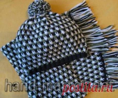 Вязаный мужской комплект трехцветным узором

Связаны эти шапка и шарф из турецкой пряжи Кашмира, 100% шерсть, в 100 граммах пряжи - 300 метров. Как Вы догадались, надо купить пряжи по моточку каждого цвета.

И для вязание потребуются спицы №3,5. А резинку на шапочке можно вязать спицами меньшего размера, например, взять спицы №3 или даже №2,5.

С начала, как мы уже помним, надо связать образец трехцветного узора. Хочу обратить Ваше внимание, что для этой вязки всегда нужно...