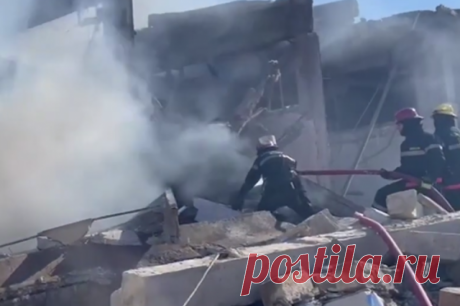 Число погибших при пожаре в мебельном цехе в Баку выросло вдвое. Спасатели извлекли из-под завалов тела шести человек.
