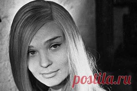 Актриса с несоветской внешностью. Скончалась Светлана Светличная. Светлана Светличная снималась у Татьяны Лиозновой, Марлена Хуциева и Станислава Говорухина, но запомнили её по небольшой роли в комедии «Бриллиантовая рука».