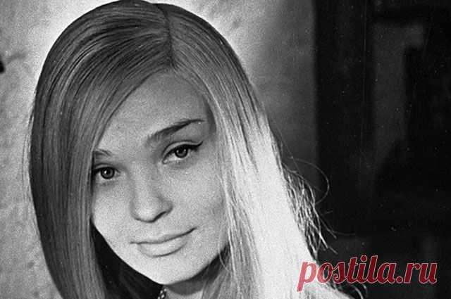 Актриса с несоветской внешностью. Скончалась Светлана Светличная. Светлана Светличная снималась у Татьяны Лиозновой, Марлена Хуциева и Станислава Говорухина, но запомнили её по небольшой роли в комедии «Бриллиантовая рука».