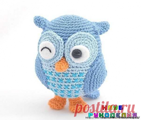 Совенок - амигуруми - Клуб рукоделия Нам понадобится: — пряжа синяя, голубая, оранжевая, немного бирюзовой и черной; — крючок; — наполнитель; — белый фетр; — безопасный глазик; — игла и ножниц