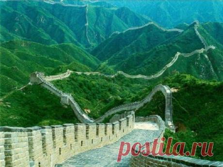 Китай занимает особое место на географической карте нашей планеты. Это государство представляет собой одну из величайших тайн человечества. Великая китайская стена, как мудрый хранитель вечности, взирает на наш мир с высоких зеленых гор, подножья которых омывают ласковые волны Жёлтого моря.