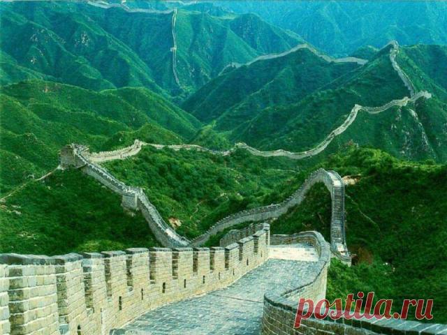 Китай занимает особое место на географической карте нашей планеты. Это государство представляет собой одну из величайших тайн человечества. Великая китайская стена, как мудрый хранитель вечности, взирает на наш мир с высоких зеленых гор, подножья которых омывают ласковые волны Жёлтого моря.