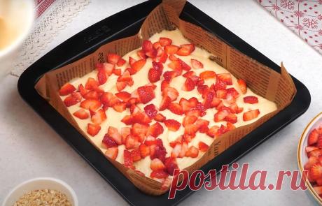 Мягкий и нежный клубничный пирог на молоке. Рецепт на скорую руку Клубника как вид появилась в Европе, по разным оценкам, между 200 годом до н. э. и 100 годом н. э., хотя точная дата остается предметом споров среди ученых.