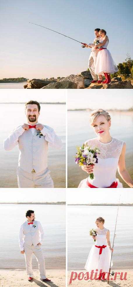Сколько анекдотов сложено на тему мужской рыбалки, хотя на самом деле это очень красивое и элегантное хобби. У Ани и Дениса мечта многих — совместить работу и увлечения — стала реальностью: у них небольшой рыболовецкий магазин, поэтому эта тема легла в основу концепции их свадьбы, добавьте к этому красные акценты, и получится замечательная душевная свадьба на двоих.