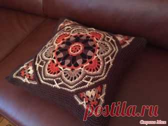 Наволочка на подушку по он-лайну «Персидская плитка» В рамках он- лайна «Персидская плитка» от Анастасии (seline-2015) который живет здесь https://www.stranamam.ru/  я связала вот такую наволочку для диванной подушки