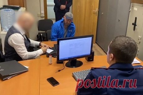 У беглеца из подмосковного ИВС изъяли крупную сумму в разной валюте. Следователи нашли в рюкзаке задержанного после побега из ИВС подмосковной Истры Александра Мавриди крупную сумму наличности. У мужчины были три тысячи долларов, полторы тысячи евро и 70 тысяч рублей. Их происхождение выясняет следствие. Мавриди уже признал вину в побеге из-под стражи. Ему предъявлено обвинение.