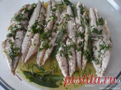 Маринованная скумбрия. Итальянский рецепт Маринованная скумбрия. Итальянский рецепт приготовления скумбрии, которую сначала нужно бланшировать, затем разделить на филе, а затем залить маринадом. Попробуем приготовить? Итак, берем свежую рыбу - скумбрию: В кастрюле нагреваем воду (без добавления соли), добавляем лавровый лист, майоран,...