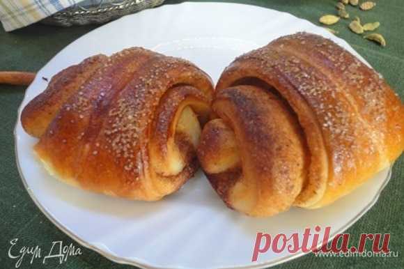 Финские булочки с корицей и кардамоном (Korvapuusti) . Ингредиенты: мука, молоко, сахар