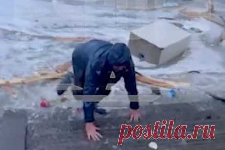Спасение унесенного штормом в море туриста в Сочи попало на видео. Спасение туриста, унесенного в море в Сочи на глазах у семьи, попало на видео. Мужчина пришел на набережную вместе с родными, чтобы посмотреть на шторм. На кадрах видно, как волна стремительно подходит к берегу и сбивает россиянина с ног. Находившиеся рядом родственники мужчины начинают кричать от страха.