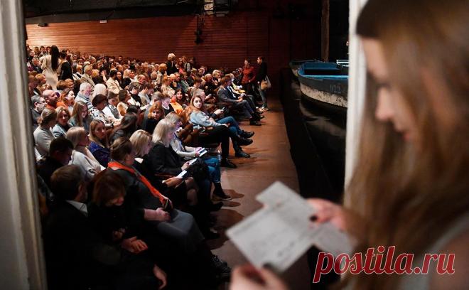 Билеты в театры подорожали на фоне стагнации репертуара. Цены на билеты в театры в начале сезона выросли на 14%. При этом число постановок, сократившееся в 2023 году, восстановилось всего на 7%. Эксперты отмечают, что современные постановки часто ориентированы на «начинающих» зрителей