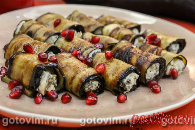 Рулетики из баклажанов с творожным сыром, грибами и зеленью. Рецепт с фото Надеюсь, среди вас есть любители закусочных рулетиков из баклажанов, к каковым отношусь я сама? Мне нравится менять в них начинку в зависимости от настроения и сезона. Этот рецепт скорее зимний: в начинке творожный сыр, сдобренный черным перцем, чесноком и свежей зеленью укропа, и примерно столько же, сколько сыра добавлено жареных грибов. Рулетики получаются вкусными и сытными.
 
