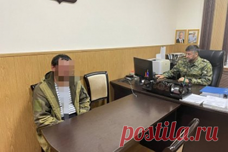 Россиянина задержали за убийство сестры и соседа за их роман. В Дагестане правоохранительные органы задержали 37-летнего жителя города Буйнакска по подозрению в двойном убийстве. 21 сентября подозреваемый приехал к 39-летней родной сестре после того, как узнал, что она завела роман с 45-летним соседом. В ходе перепалки с ними мужчина нанес несколько ударов ножом соседу.