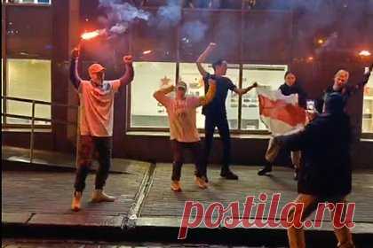 Съемки фильма про Евромайдан испугали жителей одного российского города. Съемки фильма про Евромайдан испугали жителей Выборга — людей в российском городе удивило появление на центральной площади желто-голубых флагов и баррикад из шин. По номеру 112 обеспокоенным россиянам заявили о подготовке к кинопроцессу. Съемочный процесс продлится до 10 ноября.