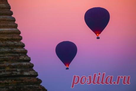 Наш электробайк бесшумно пробирался в предрассветных сумерках под песни незнакомых птиц. Уже позже, преодолев много-много ступеней и взглянув на горизонт, мы увидели что-то невообразимое! Тысячи ступ Пагана проявлялись среди деревьев и предрассветного тумана. И в полной тишине над нами полетели десятки воздушных шаров цвета спелого инжира. Рассвет в Мьянме сняла Мария Неласова: nat-geo.ru/photo/user/117503