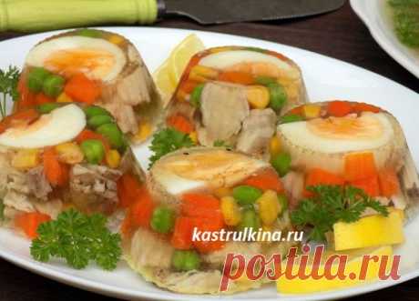 Разноцветное заливное с курицей для праздничного стола