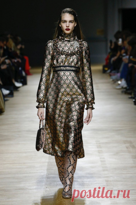 «Украшения на показе Dolce & Gabbana Alta Moda, озере Комо. 6 июля гениальные дизайнеры устроили очередной театрализованный прием-показ своих шедевров.» — карточка пользователя Dina T. в Яндекс.Избранном