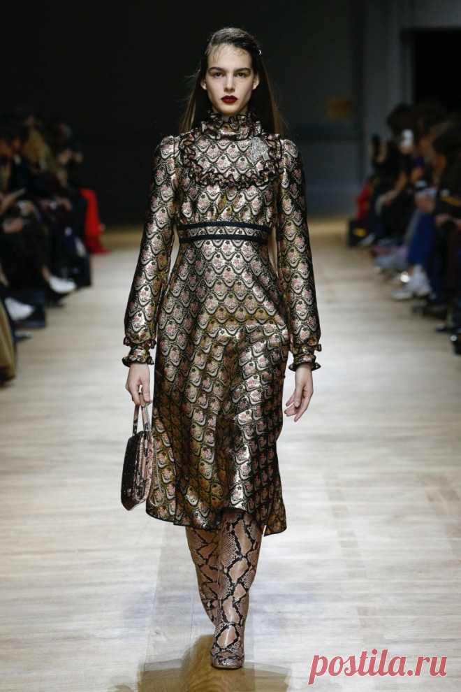 «Украшения на показе Dolce & Gabbana Alta Moda, озере Комо. 6 июля гениальные дизайнеры устроили очередной театрализованный прием-показ своих шедевров.» — карточка пользователя Dina T. в Яндекс.Избранном