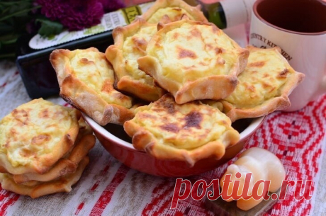 Готовим по русски. Старинное блюдо уральской кухни. Угощайтесь!

Шаньги пермские

ИНГРЕДИЕНТЫ

для теста:
1.простокваша (кефир) ~ 800 мл.
2. сметана – 3 ст.лж.
3.мука пшеничная.~ 1-1.2 кг.
4.яйцо куриное. – 1 шт.
5.соль – 1,5 ч.ложка.
6. масло растительное - 2 ст.ложки.
7. сода (по желанию) – щепотка.

начинка:
1.картофель ~ 1.8-2 кг.
2. масло сливочное – 30 – 40 гр.
3.молоко – 50 мл.
4. лук репчатый –1 шт.
5. масло топленое – 1 ст.лож.
6.соль – 1 ч.лож.

для смазки издели...