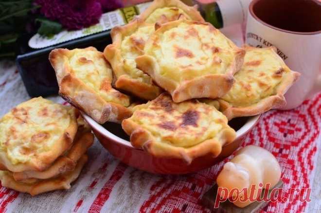 Готовим по русски. Старинное блюдо уральской кухни. Угощайтесь!

Шаньги пермские

ИНГРЕДИЕНТЫ

для теста:
1.простокваша (кефир) ~ 800 мл.
2. сметана – 3 ст.лж.
3.мука пшеничная.~ 1-1.2 кг.
4.яйцо куриное. – 1 шт.
5.соль – 1,5 ч.ложка.
6. масло растительное - 2 ст.ложки.
7. сода (по желанию) – щепотка.

начинка:
1.картофель ~ 1.8-2 кг.
2. масло сливочное – 30 – 40 гр.
3.молоко – 50 мл.
4. лук репчатый –1 шт.
5. масло топленое – 1 ст.лож.
6.соль – 1 ч.лож.

для смазки издели...