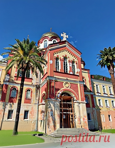 Основан в 1875 году русскими монахами с Афона при личном участии императора Александра III. Этот величественный монастырь в Новом Афоне — не просто религиозный центр, а настоящий символ исторических связей между Россией и Абхазией, воплощенный в камне у подножия живописной горы.