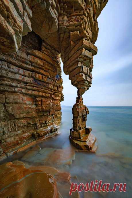 theencompassingworld:
“ Table Leg Rock, Dalian, China
More of our amazing world
”
–